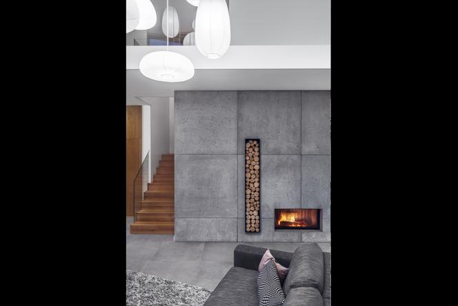 Modernistyczna aranżacja wnętrza: domu z antresolą