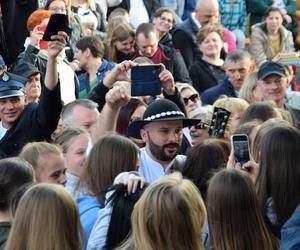 Takie tłumy na MAJÓWCE w Gminie Mirzec! Zabawa na całego i zespół BACIARY