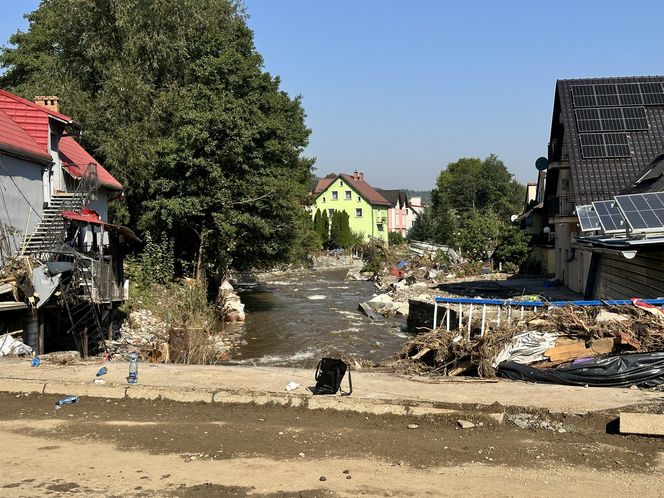 Stronie Śląskie strażacy szukają ludzi w samochodach i budynkach