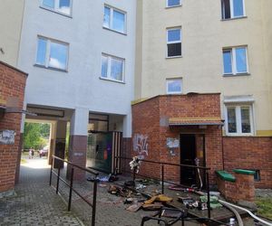 Łódź. Wybuch i pożar w mieszkaniu. 72-letni mieszkaniec usłyszał zarzuty [ZDJĘCIA].