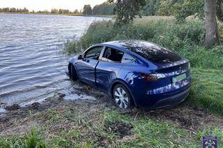 Niespotykana sytuacja na mazurskim jeziorze. Strażacy wyłowili luksusowe auto [ZDJĘCIA]