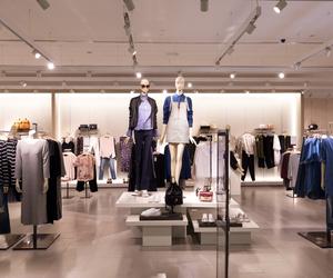 H&M zamyka kolejne sklepy w galeriach handlowych i rezygnuje z popularnej usługi. Teraz trzeba będzie płacić więcej. Koniec z zakupami online w H&M? 
