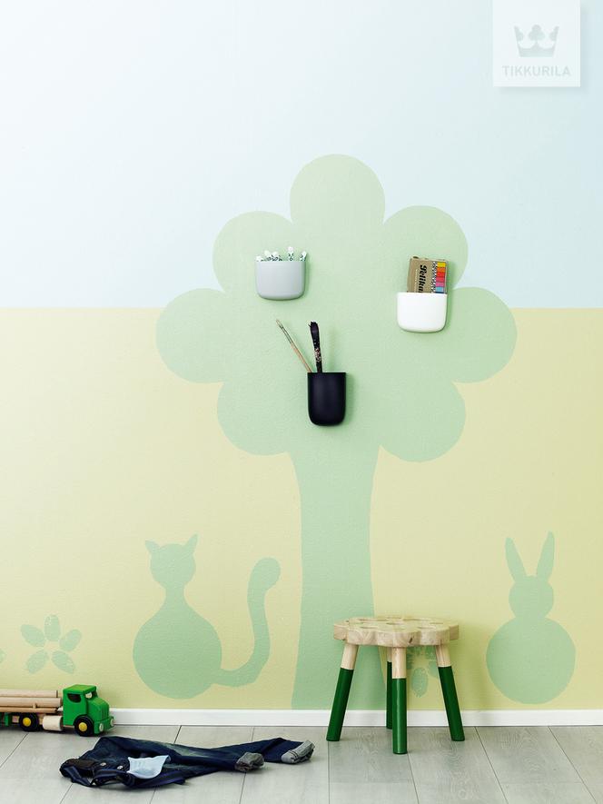 Kolorowy pokój dziecięcy z drzewem na ścianie