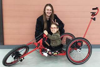 Białostoczanin Adam Zdanowicz zbudował niezwykły rower dla chorej Eryki [ZDJĘCIA, WIDEO]