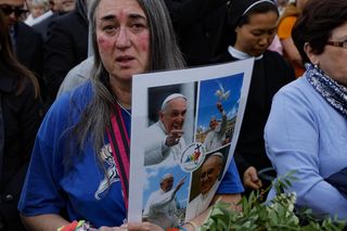 Wierni na Placu św. Piotra modlili się w intencji papieża Franciszka