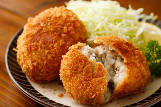Japońskie krokiety z ziemniaków i mielonego mięsa: przepis na karokke