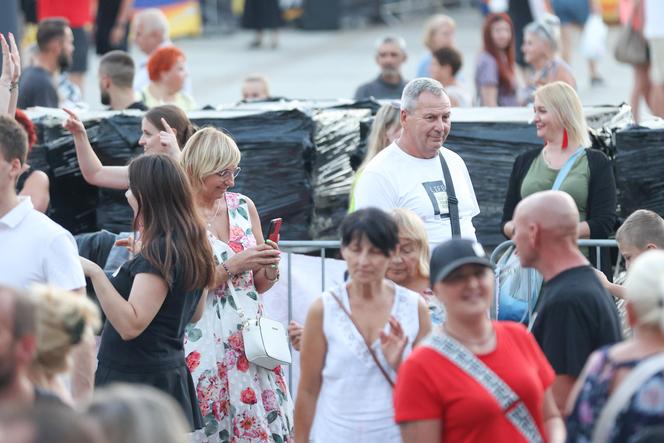 Potańcówka przed teatrem w Katowicach