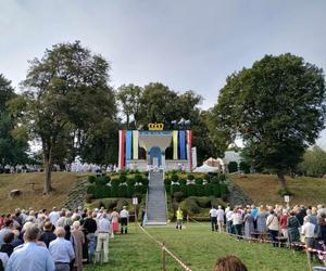 Rocznica koronacji Matki Bożej Kębelskiej w Wąwolnicy. Pojawiło się tysiące wiernych. Zobacz