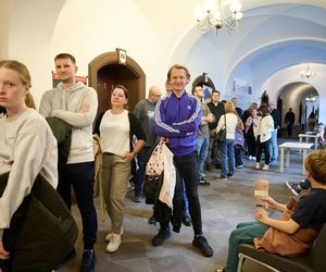 Gigantyczna kolejka w Olsztynie. Wszyscy chcieli zwiedzić to miejsce