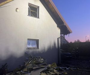 Zapalił się samochód, ogień zajął dom. Dramatyczny pożar w Jabłonnie