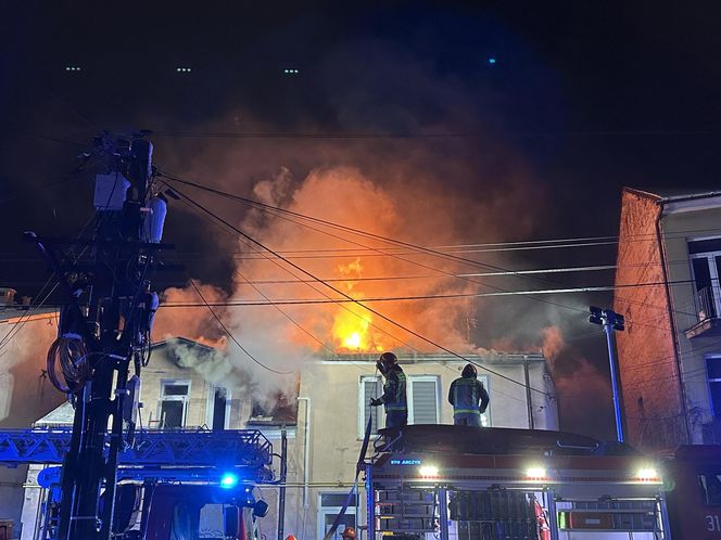 Nocny pożar w Falenicy. Strażacy walczyli z ogniem do rana