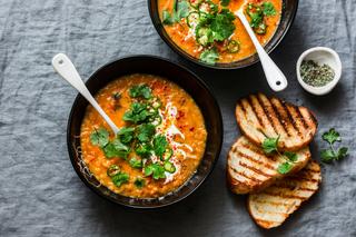  Czerwona zupa curry z marchewką i makaronem. Przepis na rozgrzewający zimowy obiad