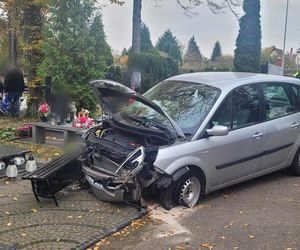  Stargard. Wypadek na cmentarzu. Kierowca staranował ogrodzenie i zniszczył kilka nagrobków [ZDJĘCIA]