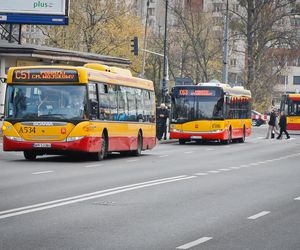 W Warszawie ruszają linie cmentarne. Zmiany w trasach autobusów