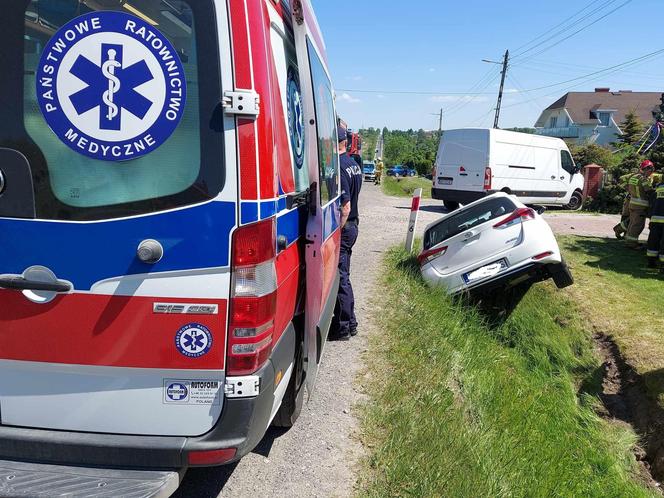 Wypadek na DK 42 w Parszowie. Auto wylądowało w rowie