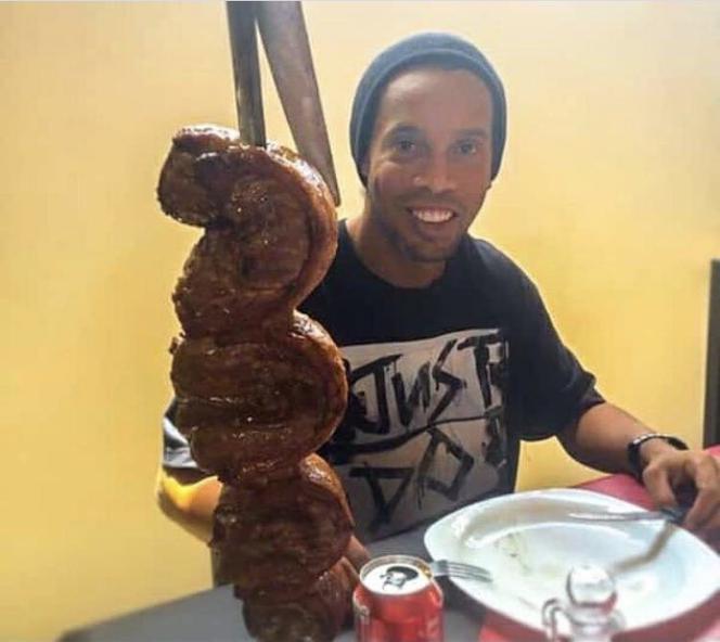 Ronaldinho pokazał KUMPLA z CELI. Znaleźli wspólny język [WIDEO]