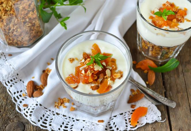 Jogurtowa owsianka z kiwi i suszonymi morelami - dietetyczny deser wg Ewy Chodakowskiej