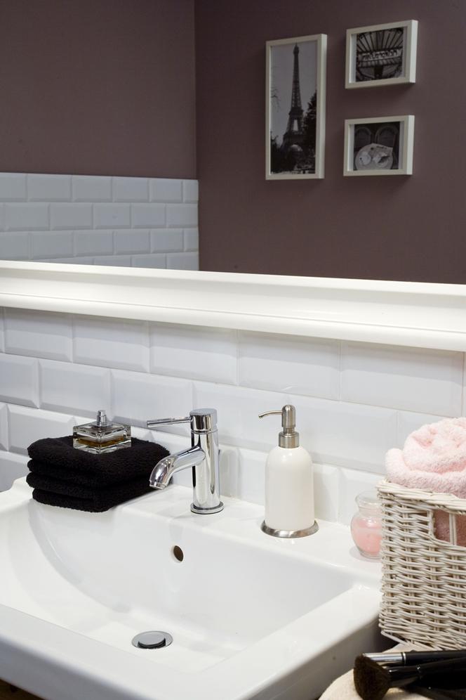 Fioletowe ściany i płytki fazowane w łazience