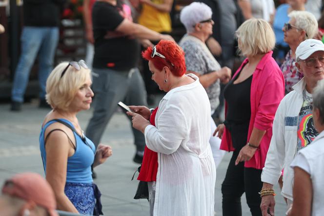 Potańcówka przed teatrem w Katowicach