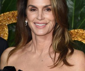 58-letnia Cindy Crawford jak dynamit! Boska prawie emerytka w bikini