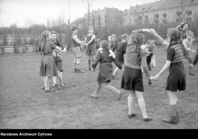 Plac zabaw dla dzieci przy Zarządzie Miejskim w Poznaniu, 1948-1949