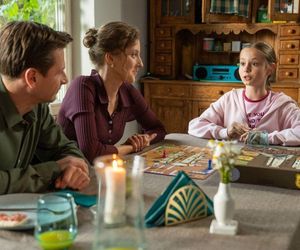 M jak miłość odc. 1886. Adam Karski (Patryk Szwichtenberg), Natalka (Dominika Suchecka), Hania (Wiktoria Basik)