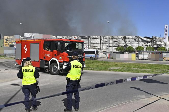 Marywilska 44 znowu zapłonęła?! Przerażające relacje służb. „Zauważyłem kłęby ciemnego dymu”