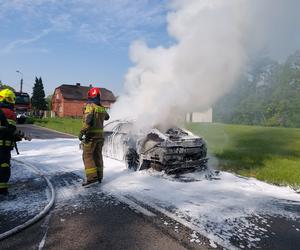 Pożar mercedesa w Lyskach. Auto całkowicie spłonęło