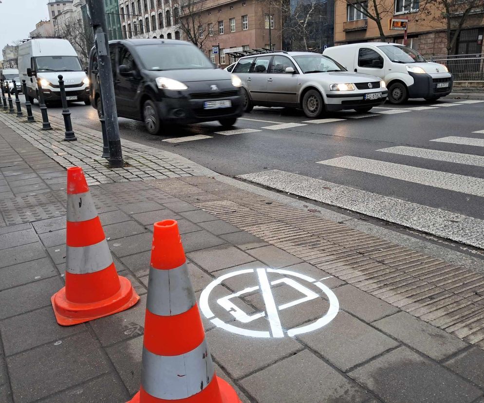 ​Odłóż telefon i żyj. W Łodzi przy przejściach dla pieszych pojawiły się piktogramy 