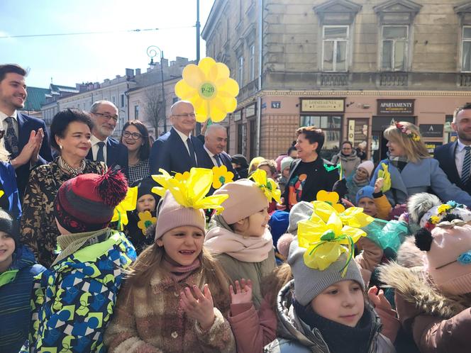 Plac przed ratuszem zakwitł. Przedszkolaki witały wiosnę [GALERIA]