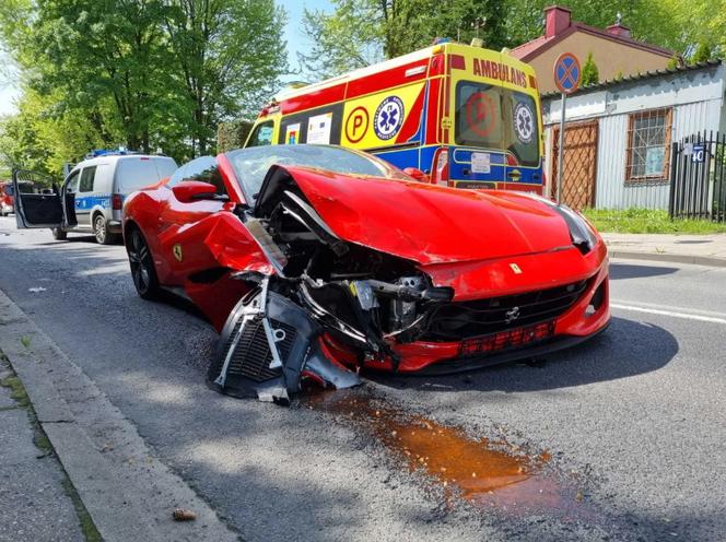 Wypadek ferrari w Piotrkowie Trybunalskim! Superauto rozbite na ul Wyzwolenia [ZDJĘCIA]