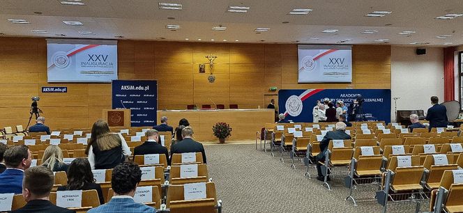 Piękne studentki o. Rydzyka przyćmiły byłego prezydenta Andrzeja Dudę