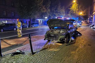 Groźne zdarzenie w Piekarach Śląskich. Rozpędzony samochód wjechał w budynek mieszkalny