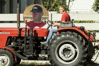 Robert Telus musi harować w polu:  Żniwa to dla mnie odskocznia od polityki [ZDJĘCIA]