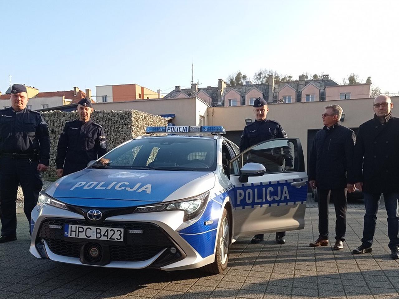 Pilnuje porządku i dba o środowisko. Hybrydowy radiowóz zawitał w Unisławiu