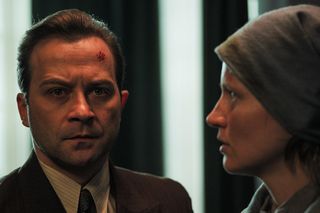 Gra z Cieniem, odcinek 11. Witold (Marcin Hycnar), Helena (Natalia Rybicka)