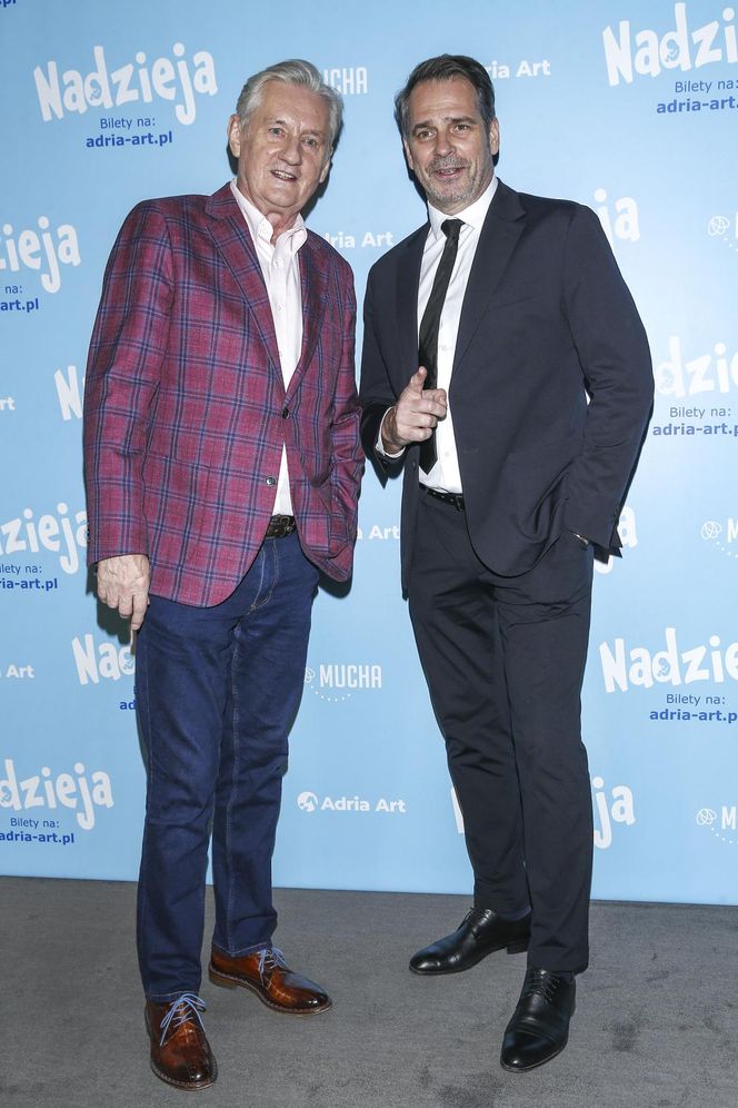 Katarzyna Cichopek i Anna Mucha jak Madonna i Britney przed laty. Buziaki na ściance przed fotoreporterami!