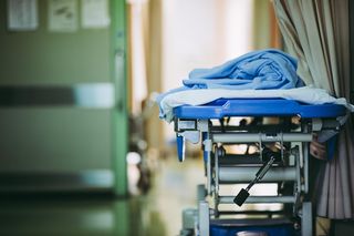 Ustawa reformująca wchodzi w życie: łączenie oddziałów i pieniądze z KPO. Co to oznacza dla pacjentów?