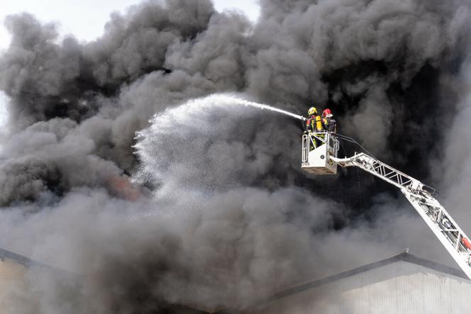 Potężny pożar hali z opadami chemicznymi w Lubuskiem