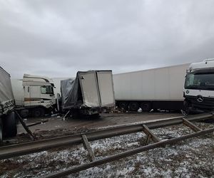 Karambol na autostradzie A4 pod Bolesławcem. Zderzyło się siedem aut, nie żyje kierowca busa 