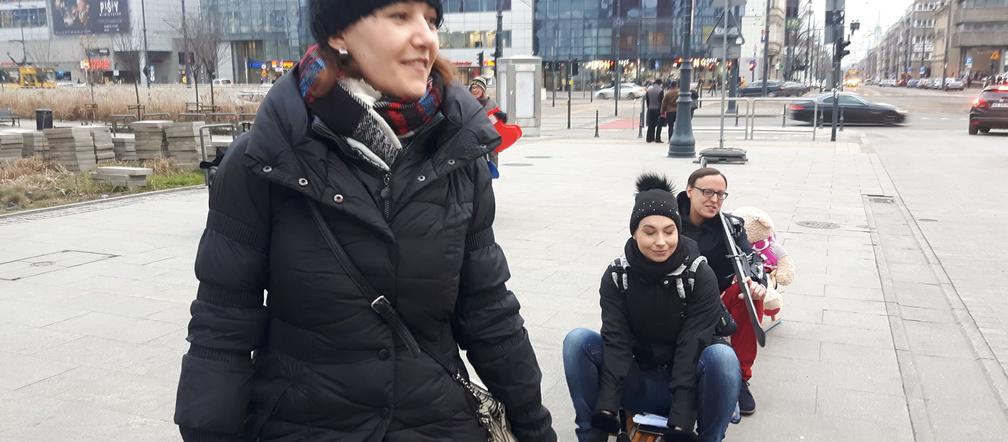 Skąd LUDZIE Z SANKAMI w centrum miasta?