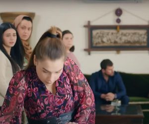 Ege śledzi Melis i dla zmyłki proponuje jej natychmiastowy ślub.