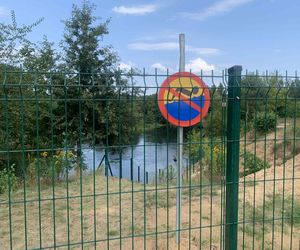 Koniec z relaksem nad Brdą? Dzika plaża na bydgoskim osiedlu ogrodzona wysokim płotem [GALERIA]