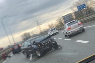 Wypadek na DTŚ w Katowicach. Auto uderzyło w bariery. Potężne utrudnienia w stronę centrum