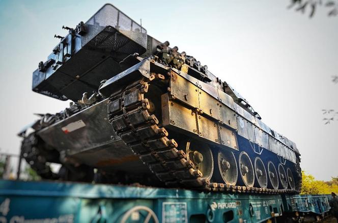 Leopard 2A5 1. Warszawskiej Brygady Pancernej w drodze na ćwiczeniach