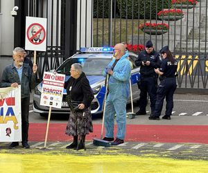 Żółto-niebieska niespodzianka dla rosyjskich dyplomatów. Barwy Ukrainy na asfalcie przed ambasadą Rosji