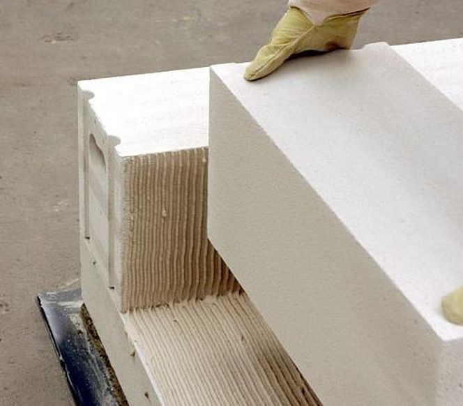 Bloczki, płytki i kształtki U z betonu komórkowego. Jak poprawnie z nich murować? Zasady połączeń między elementami