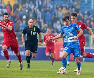 Ruch - Wisła: Zaorana murawa na Stadionie Śląskim