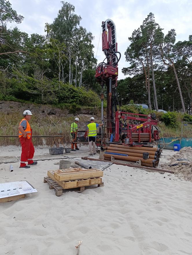 Badanie geologiczne na plaży w Lubiatowie. Budowa elektrowni jądrowej w gminie Choczewo