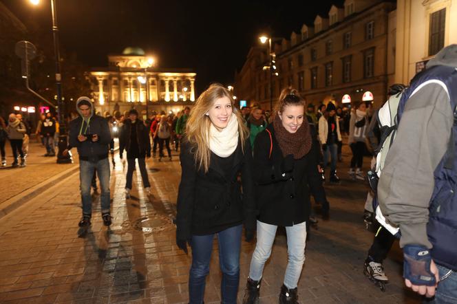 Nightskating. Warszawiacy przejechali stolicę na rolkach [Zdjęcia]